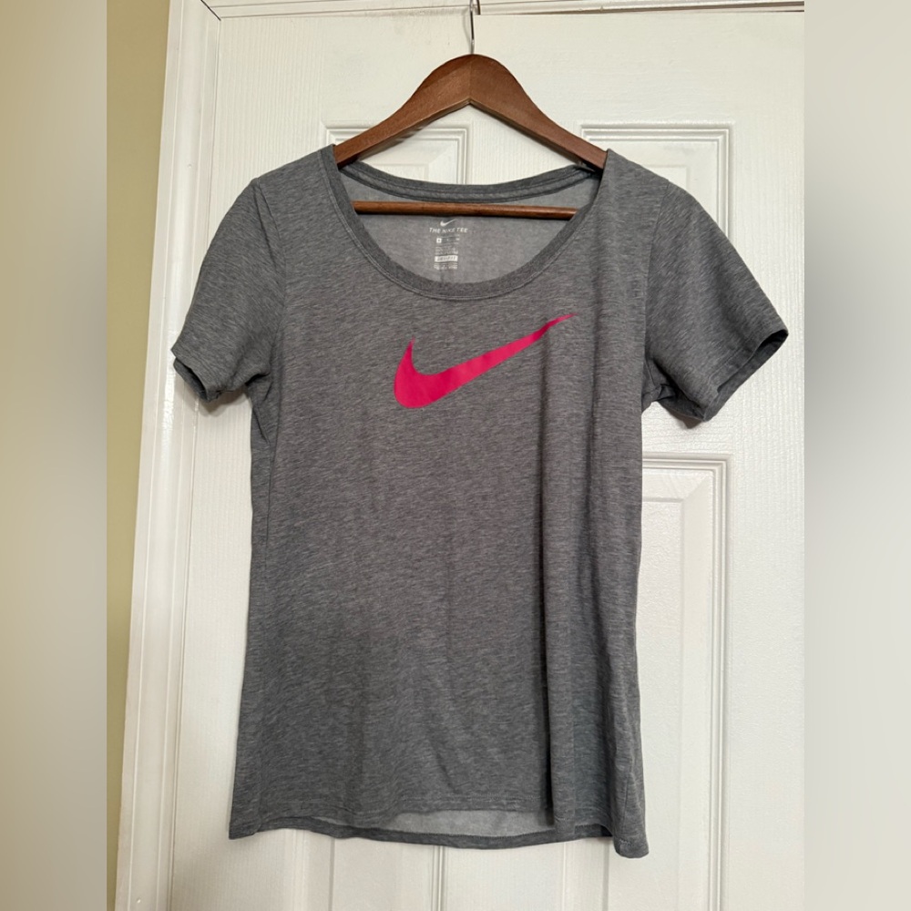 Nike Women's Gray T-Shirt with Pink Logo small $39